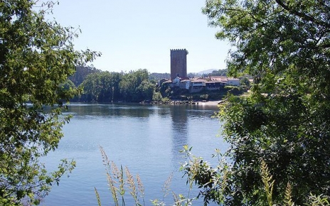 Pueblo portugués al otro lado del río